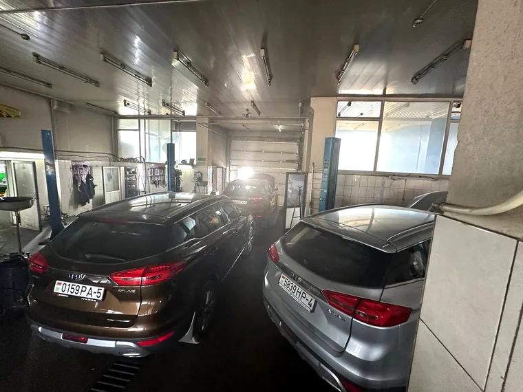 Цех GEELY-SERVICE в Минске: автомобили Geely на постах в работе