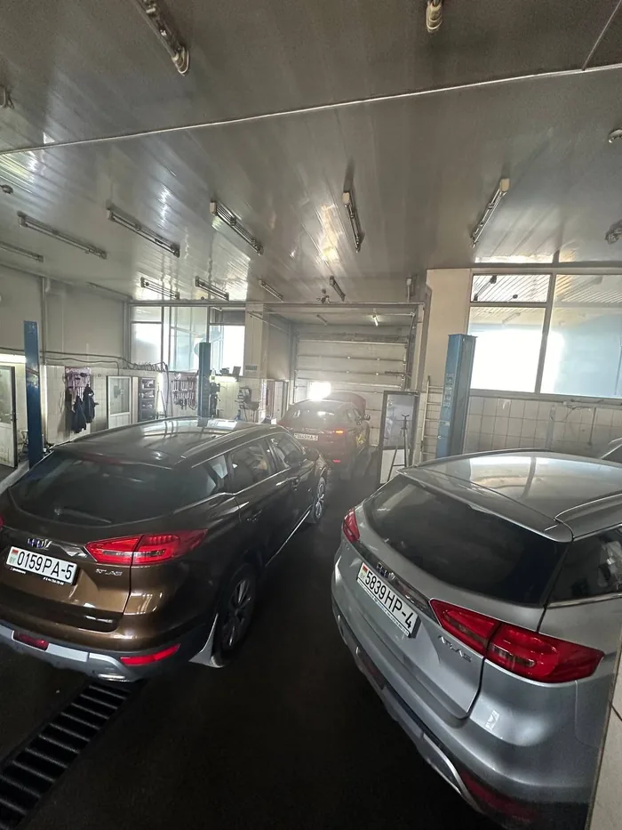 Цех Geely-Service на улице Карвата в Минске, автомобили на постах