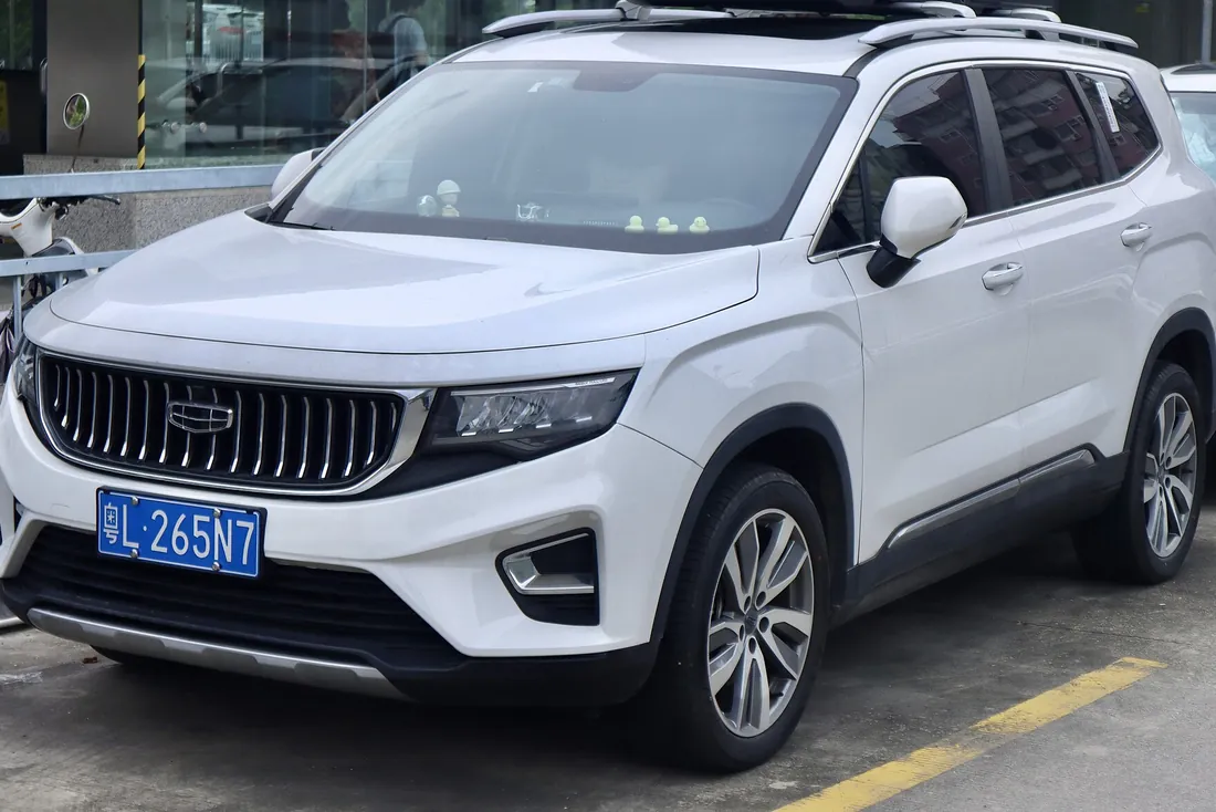 Geely Okavango — семиместный кроссовер, вид спереди