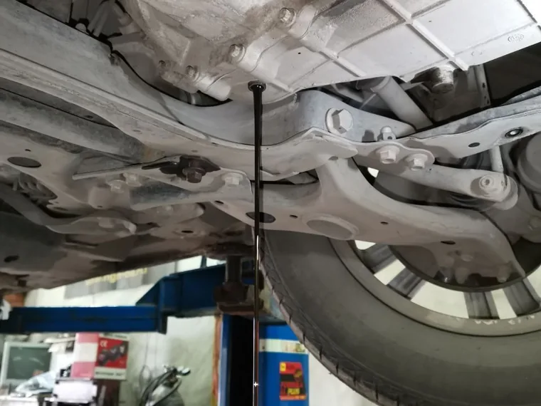 Автомобиль на подъёмнике в цехе Geely-Service, вид снизу